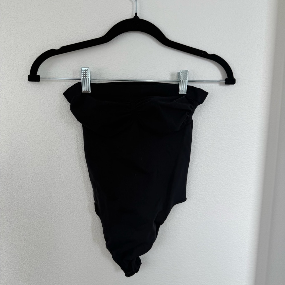 SKIMS Strapless Bodysuit